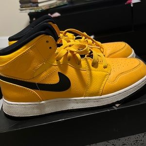 Air Jordan Retro 1 - Size 6Y - University Gold and Black. No box.